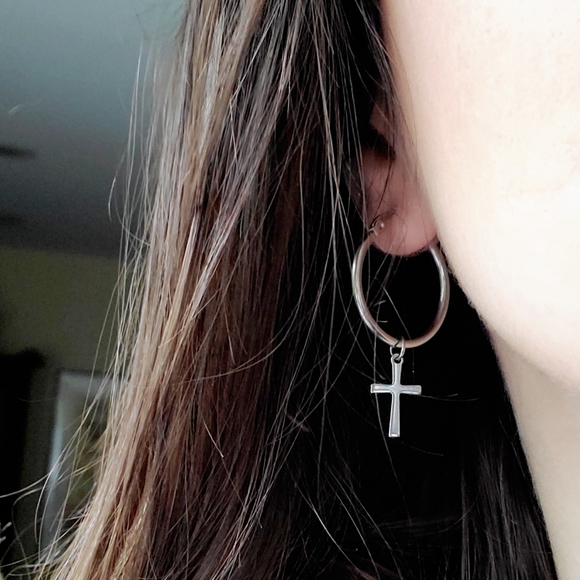 NWOT 25mm Silver Cross Huggie Earrings - Picture 4 of 16